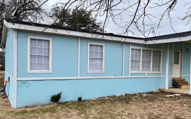 Mobile Home With Blue Vinyl Skirting 768x480 