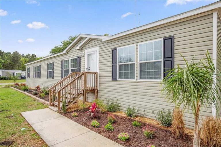 Landscaping Around Mobile Home Skirting 32 Pics Ideas and Tips