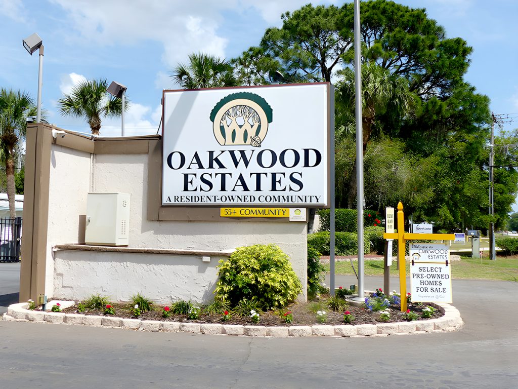 Oakwood Estates 4028 Rolling Oaks Drive Winter Haven, FL 33880-1621
