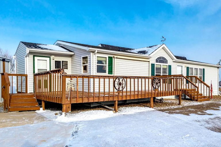 Should a Deck Be Attached to a Mobile Home?