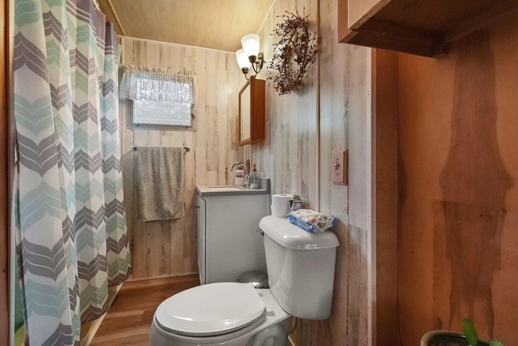 1950-mobile-home-bathroom