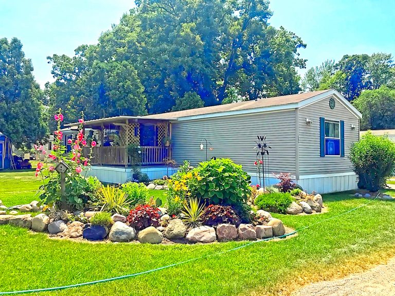 11 Stunning Mobile Home Flower Bed Ideas