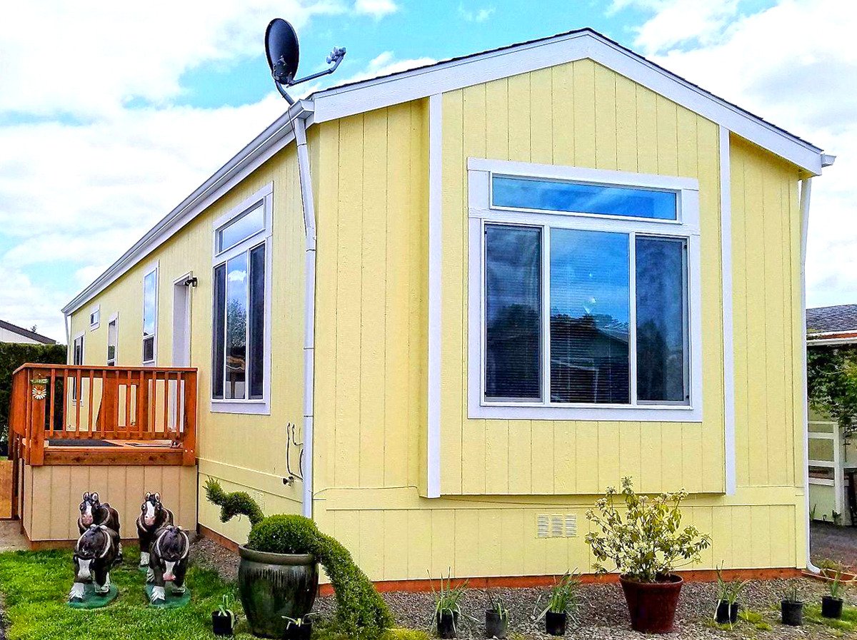 Mobile-Home-Exterior Sunny Yellow with White