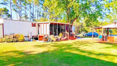 Cozy 1980 Mobile Home With A Screened-In Porch and Pool