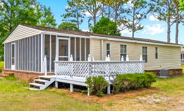 1989 Double Wide Mobile Home with a Screened Porch