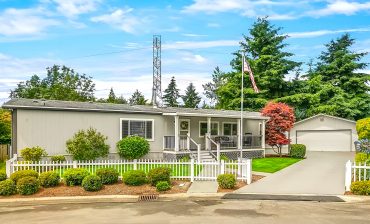 You'll Love the Outdoor Oasis of This Cozy 1989 Mobile Home!