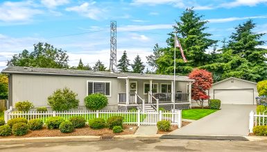 You'll Love the Outdoor Oasis of This Cozy 1989 Mobile Home!