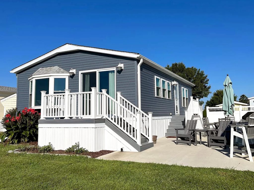 32 Vinyl Siding Colors From Classic to Bold - The Spruce