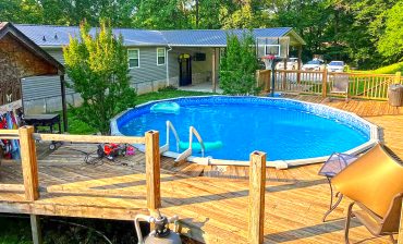 Mobile-Home-Mobile Home Back Deck with A pool