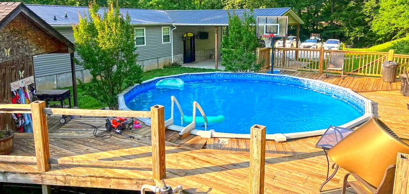 Mobile-Home-Mobile Home Back Deck with A pool