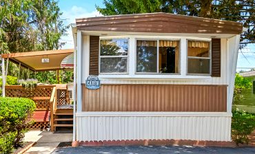 1981 Mobile Home with Stylish Makeover