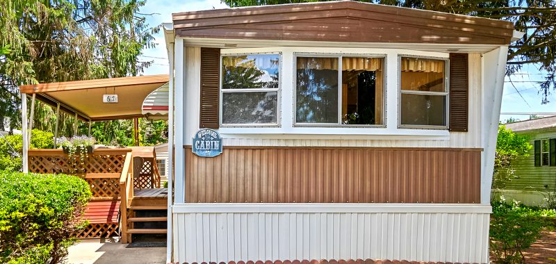 1981 Mobile Home with Stylish Makeover