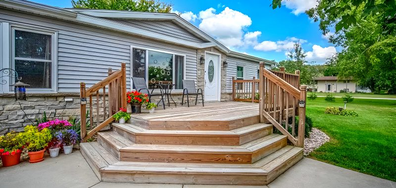 A Deck That Welcomes You Home: Design Ideas for a Cozy Mobile Home Retreat