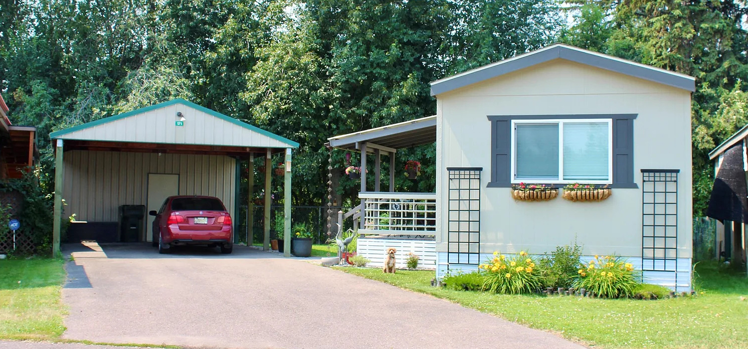 Cozy Single-Wide Mobile Home Exterior