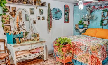 How to Decorate a Mobile Home Bedroom in Eclectic Vintage Style