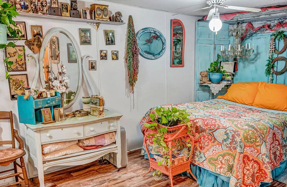 How to Decorate a Mobile Home Bedroom in Eclectic Vintage Style