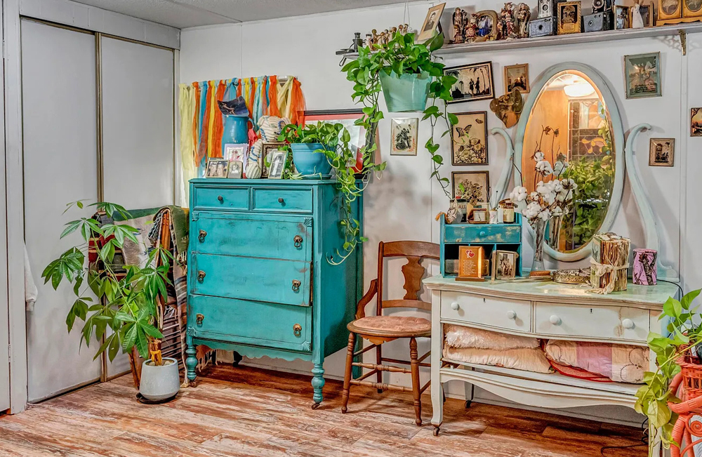 Mobile Home Bedroom in Eclectic Vintage Style