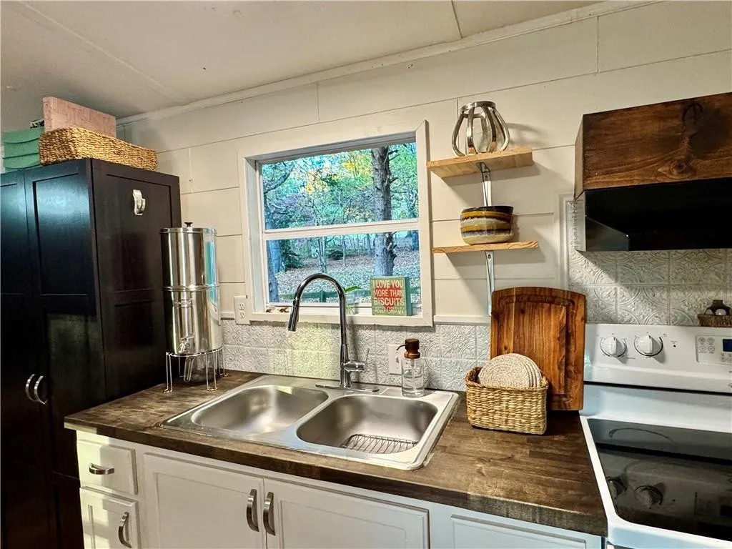 Single-Wide-Mobile-Home-Kitchen-Modern-Farmhouse-Backsplash-and-Walls