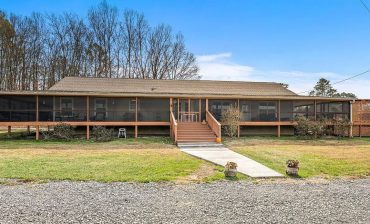 Stunning Wrap-Around Porch Design for Mobile Homes