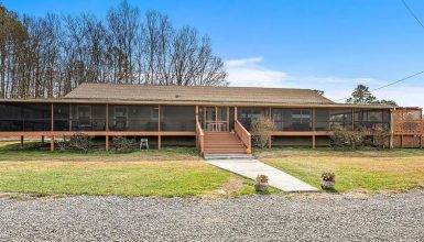 Stunning Wrap-Around Porch Design for Mobile Homes