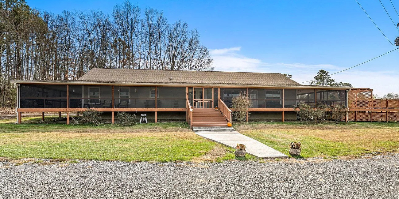 Stunning Wrap-Around Porch Design for Mobile Homes