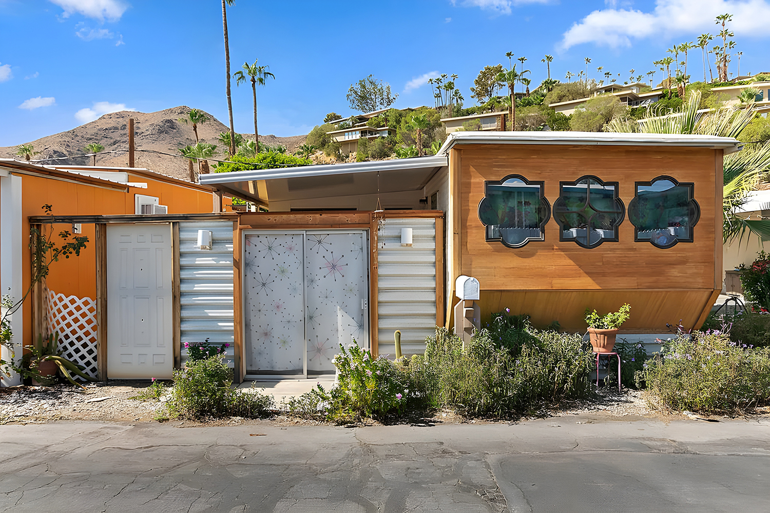 1960 Small Mobile Home with Stunning Decor