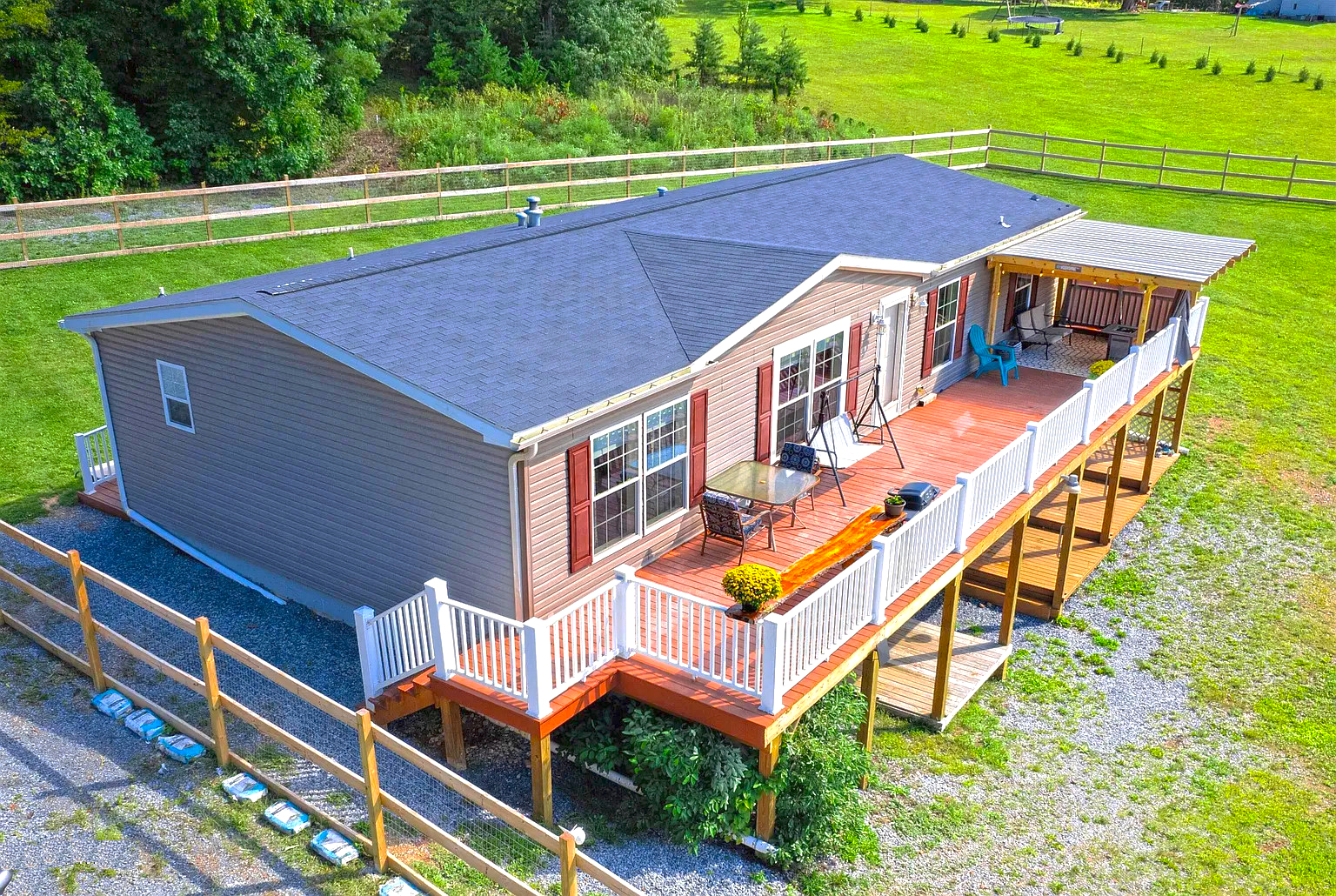 19 Double Wide Deck Ideas That Add Comfort, Charm, and Curb Appeal