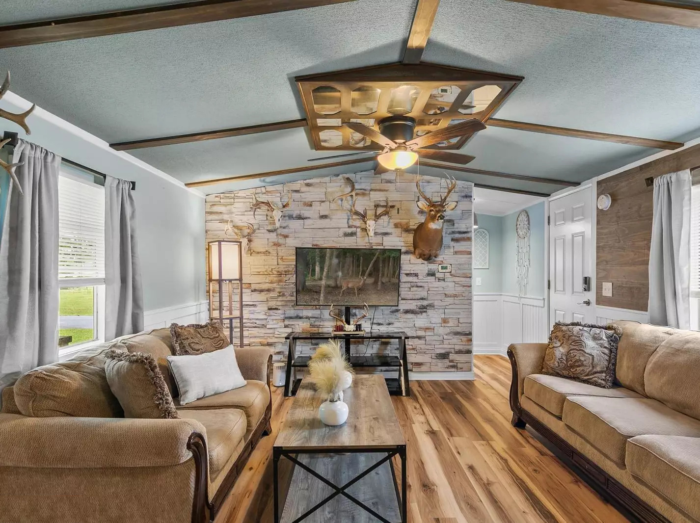28 Stunning Single Wide Living Rooms: Simple Yet Stylish Decor Ideas