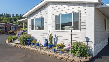 Discover the Charm of a 1979 Triple Wide Mobile Home's Decor