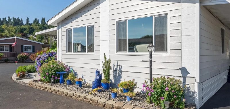 Discover the Charm of a 1979 Triple Wide Mobile Home's Decor