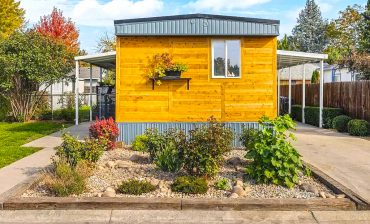Inside-the-Single-Wide-Mobile-Home-That-Looks-Just-Like-a-House