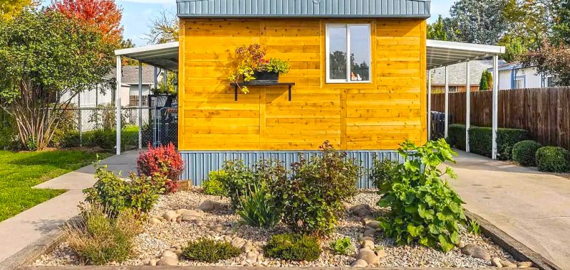 Inside-the-Single-Wide-Mobile-Home-That-Looks-Just-Like-a-House
