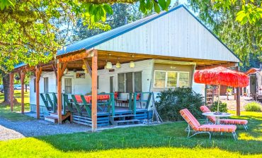 Step Inside a Cheerful 1960 Trailer Home Makeover