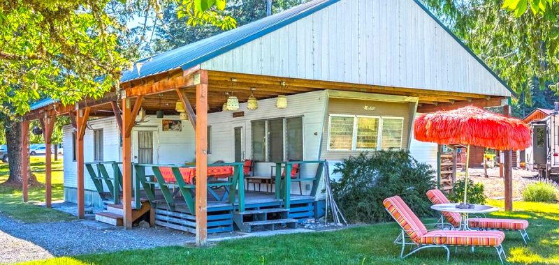 Step Inside a Cheerful 1960 Trailer Home Makeover