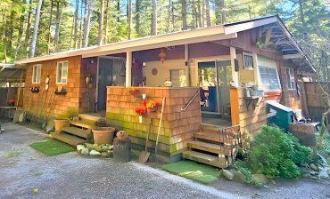 Step Into a Cozy 1980 Trailer Home: Inspiring Interior & Exterior Makeover