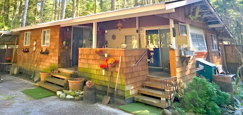 Step Into a Cozy 1980 Trailer Home: Inspiring Interior & Exterior Makeover