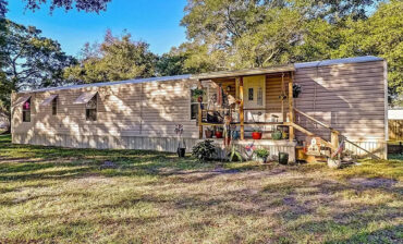 Adorable-Single-Wide-Mobile-Home-Exterior Porch