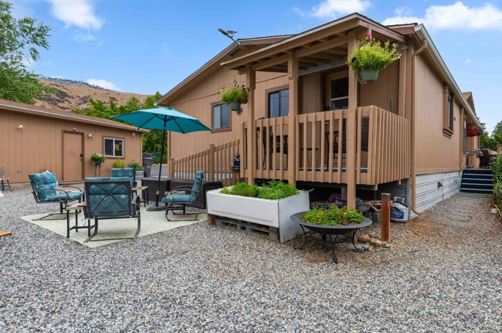 How to Make a Mobile Home Look Expensive