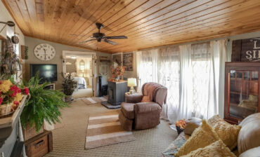 Charming Mobile Home Decorating Ideas: Vintage Farmhouse Touches for a Cozy Retreat