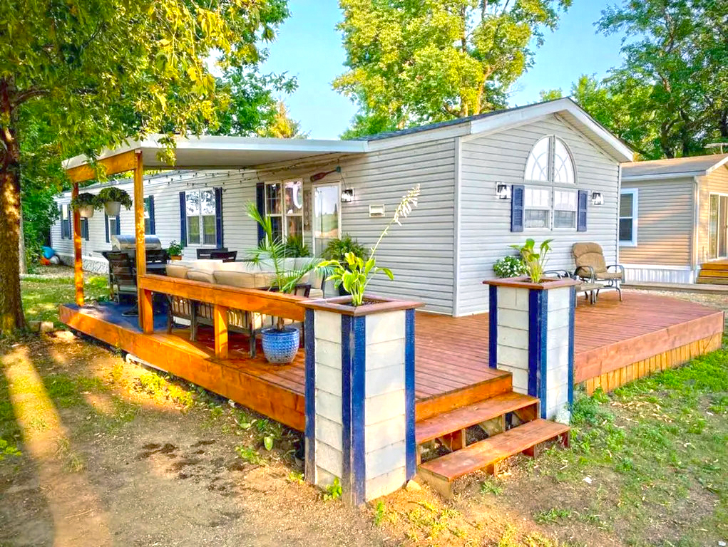 Inspiring Mobile Home Deck and Porch Designs That Add Instant Outdoor Living Space