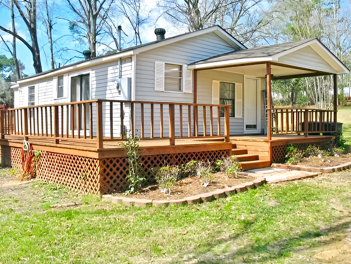 Inspiring Mobile Home Deck and Porch Designs That Add Instant Outdoor Living Space