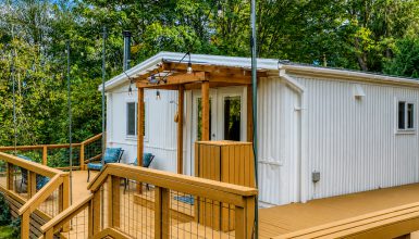 1981 Double-Wide Mobile Home Makeover With Farmhouse Charm