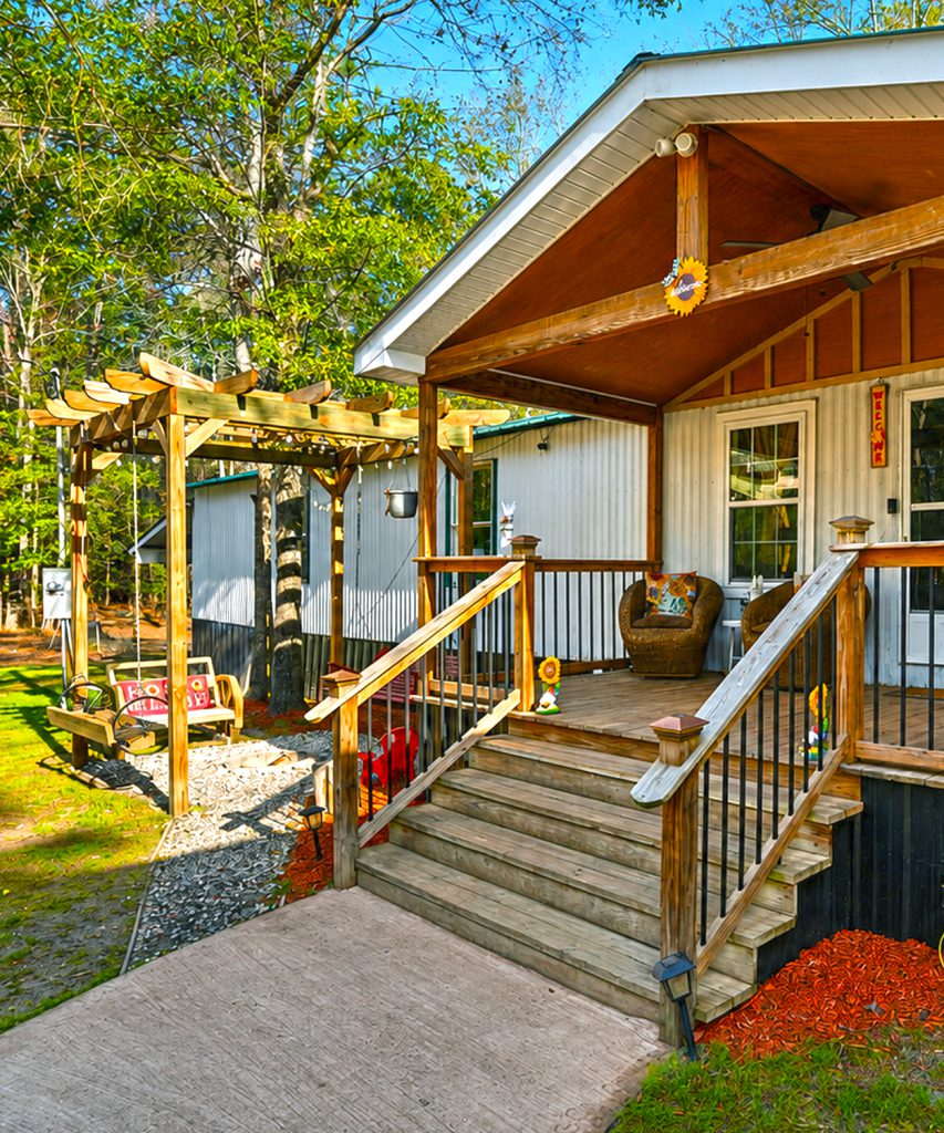 Cozy-Single-Wide-Mobile-Home-Pergola