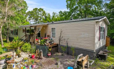 How to Decorate a Single-Wide Mobile Home Exterio