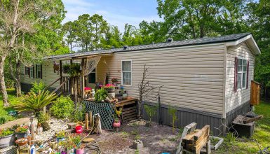 How to Decorate a Single-Wide Mobile Home Exterio