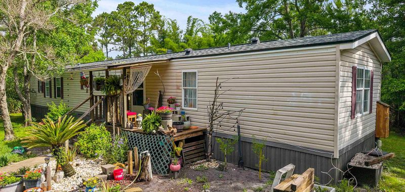 How to Decorate a Single-Wide Mobile Home Exterio